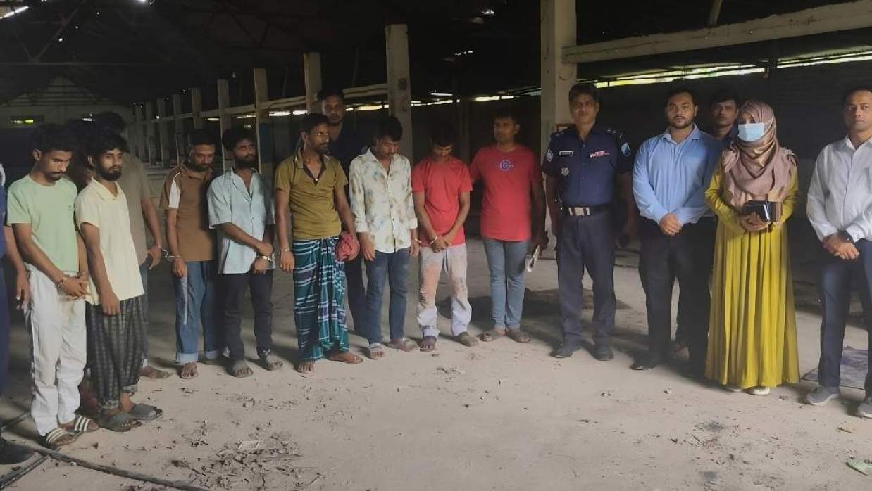 ঘোড়া জবাই করে মাংস সরবরাহের প্রস্তুতিকালে আটক ব্যক্তিরা