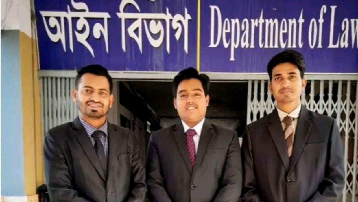 একইরুম থেকে জজ হওয়া তিন শিক্ষার্থী
