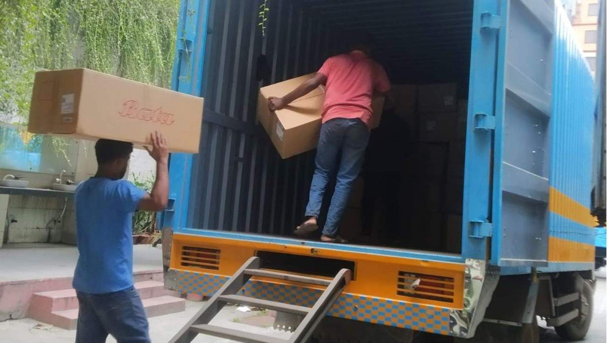 প্রাথমিকের ছোট্ট সোনামনিদের জন্য জেলাগুলোতে যাচ্ছে বিনামূল্যের জামা-জুতা ও ব্যাগ