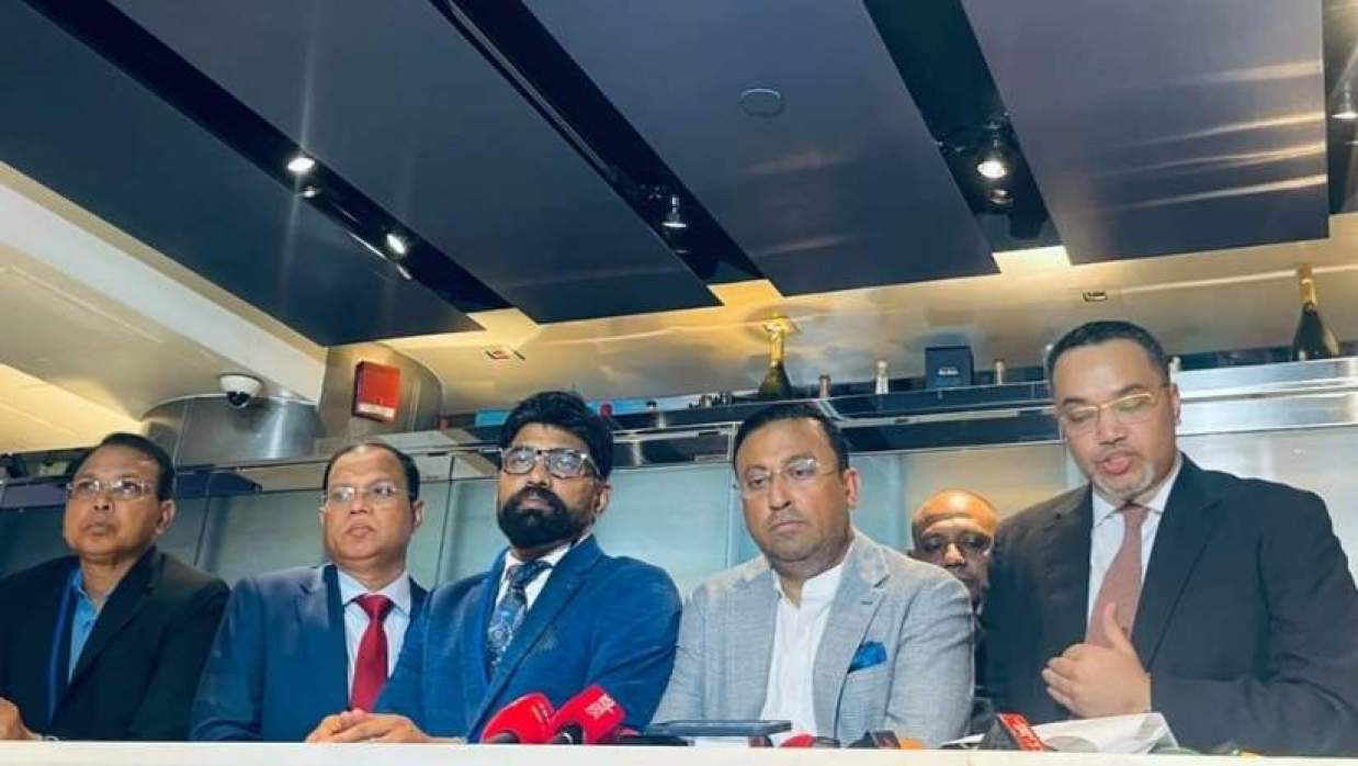 সংবাদ সম্মেলনে কথা বলছেন প্রধানমন্ত্রীর উপদেষ্টা মাহদী আমিন