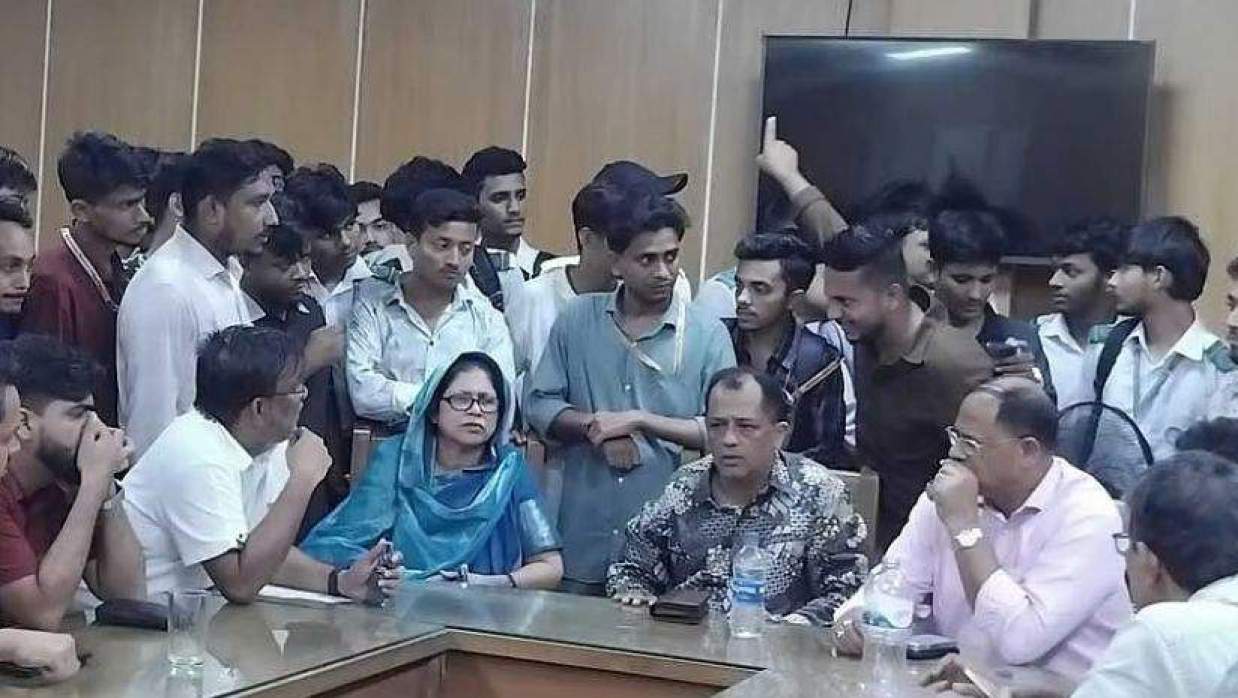  মোহাম্মদপুর কেন্দ্রীয় কলেজে দুই অধ্যক্ষ 