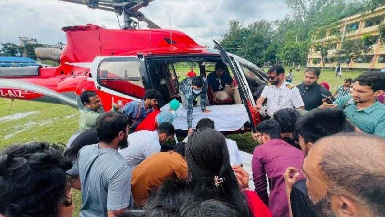 সড়ক দুর্ঘটনায় আহত রুয়েট শিক্ষার্থীকে এয়ার অ্যাম্বুলেন্সে করে ঢাকায় নেওয়া হচ্ছে।