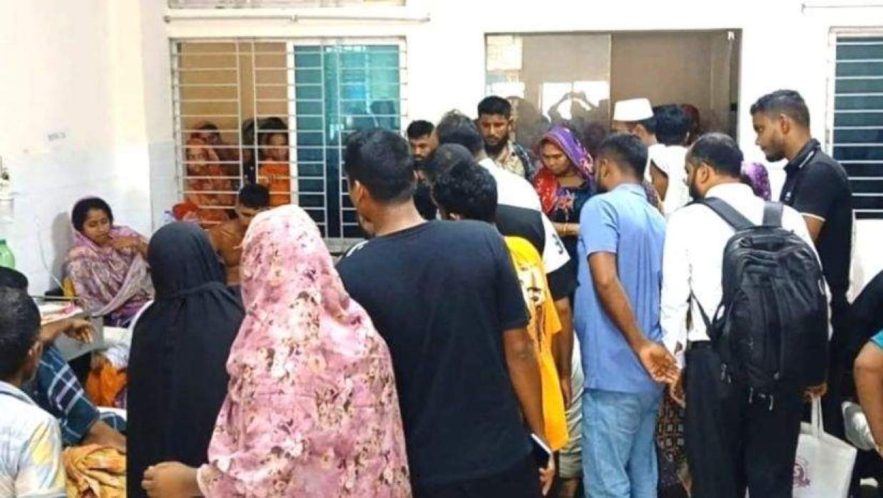 গোপালগঞ্জ ২৫০ শয্যাবিশিষ্ট জেনারেল হাসপাতালে স্বজনদের ভিড়।