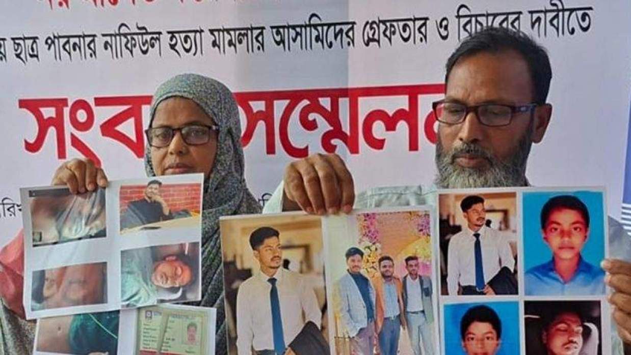 পাবনা শহরে সংবাদ সম্মেলনে নাফিউলের বাবা-মা।