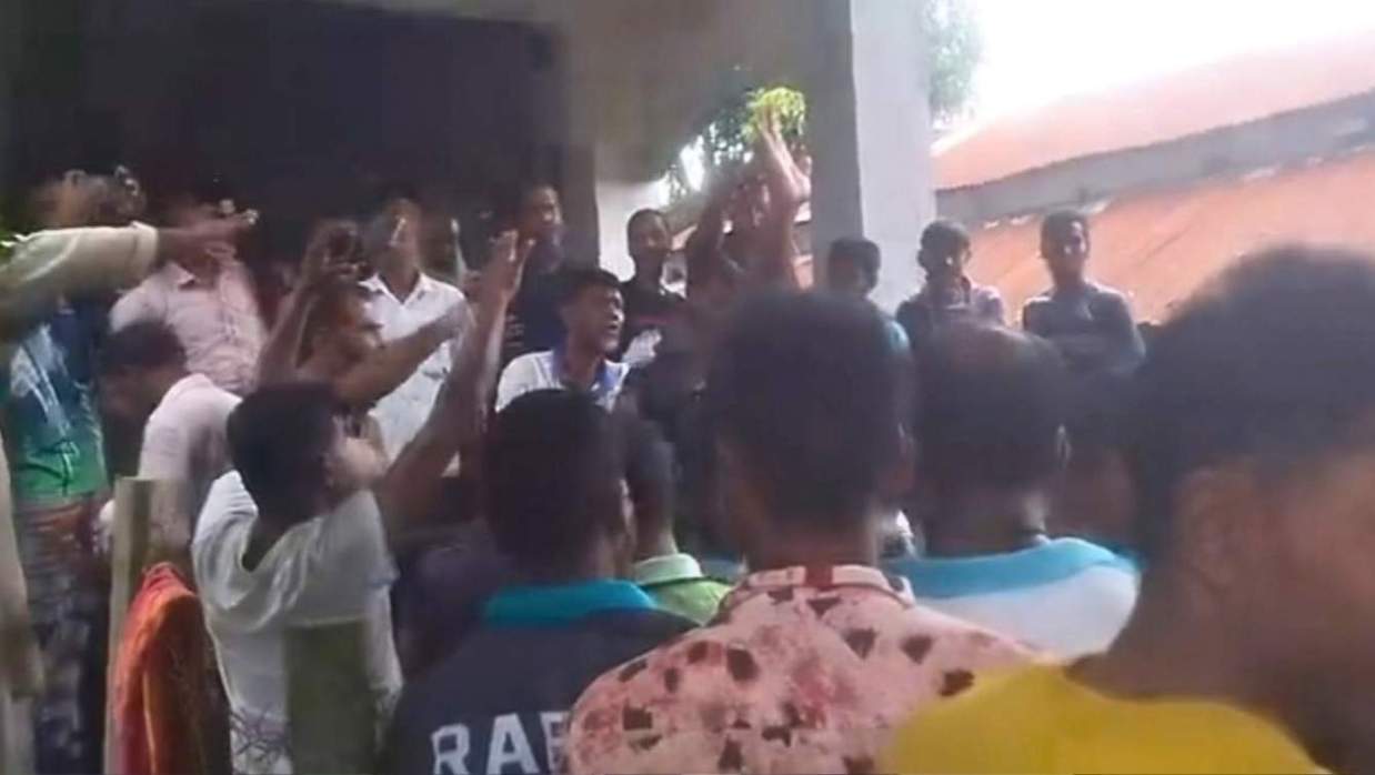 প্রধান শিক্ষকসহ সংশ্লিষ্টদের প্রায় দুই ঘণ্টা অবরুদ্ধ করে বিক্ষোভ করেছেন শিক্ষার্থী ও এলাকাবাসীরা
