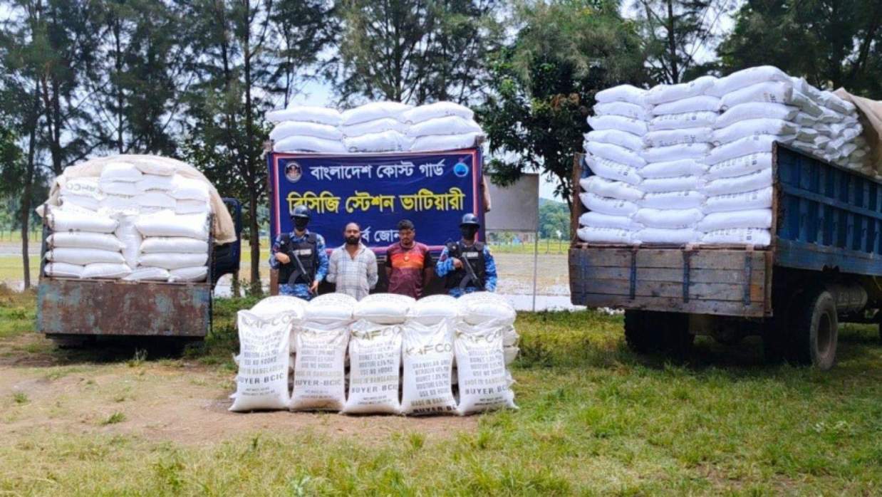 চলতি মাসে ৩৫টন সারসহ দুইজন আটক