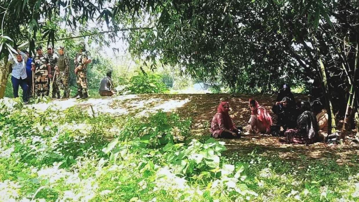 দিনাজপুরের বিরামপুর উপজেলার খিয়ারমামুদপুর সীমান্ত