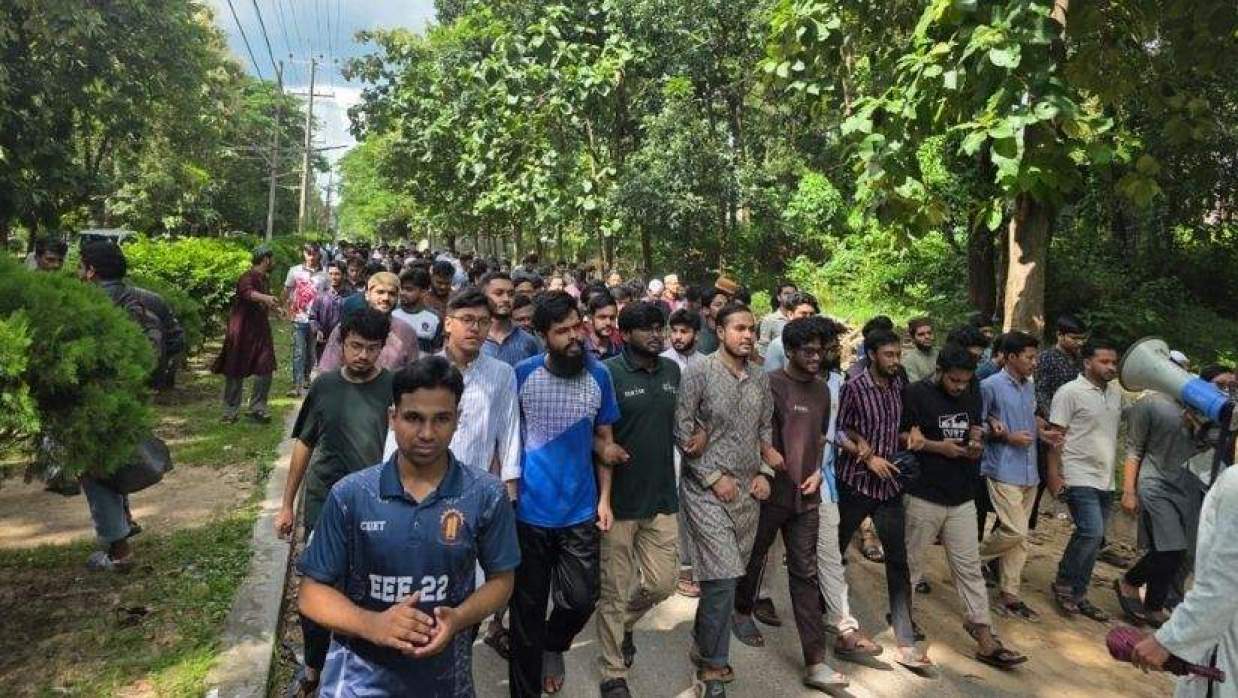 ড. সায়েমকে পুনর্বহালের দাবিতে চুয়েট শিক্ষার্থীদের বিক্ষোভ