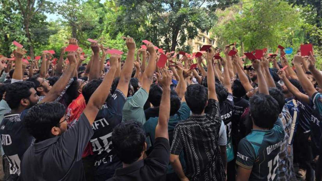 নতুন উপাচার্য অধ্যাপক শেখ শরীফুল আলমকে লাল কার্ড দেখাচ্ছেন শিক্ষার্থীরা