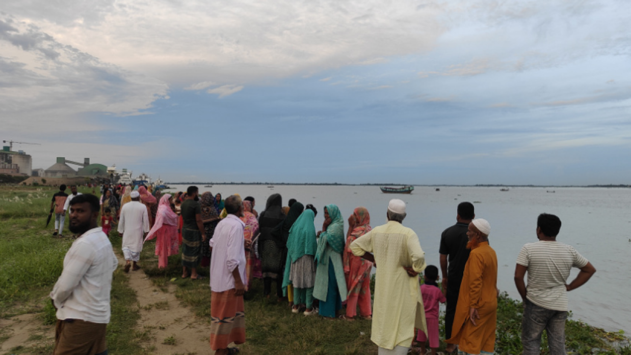 ঘটনাস্থলে স্থানীয়রা