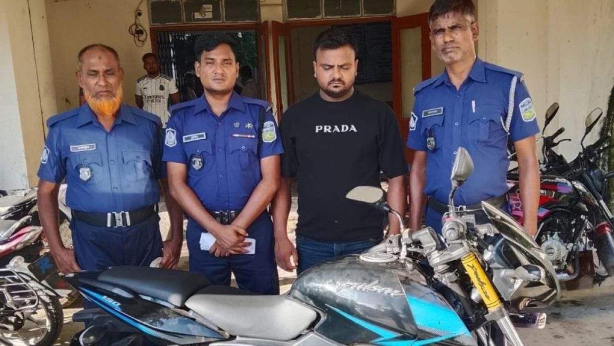 আটকৃত ছাত্রদল নেতা ও মটরসাইকেল