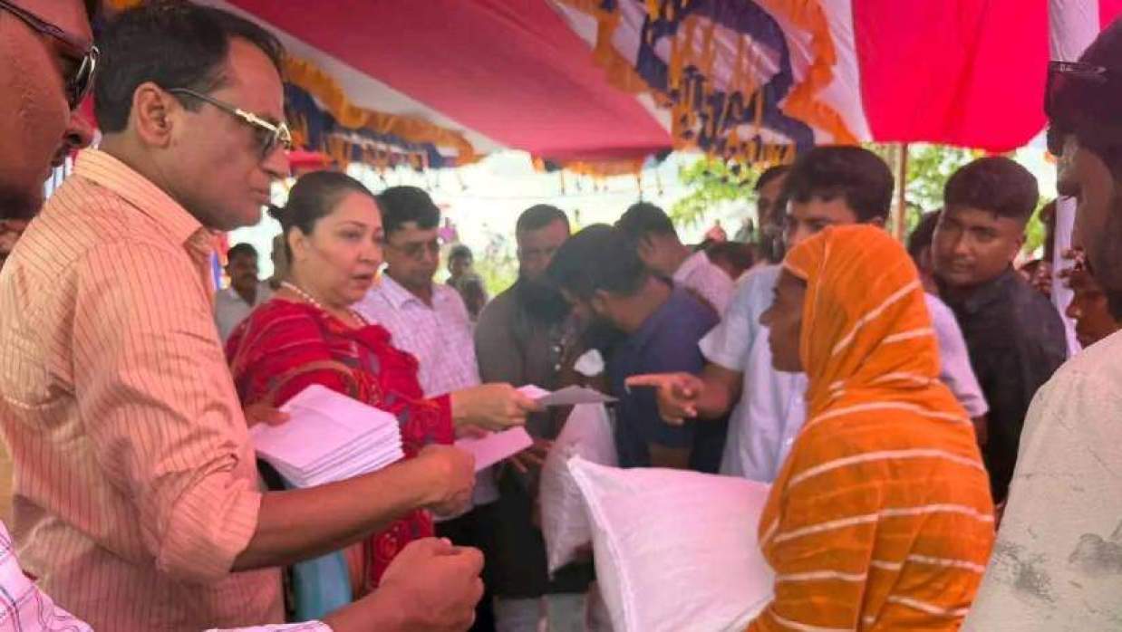 সহায়তা তুলে দিচ্ছেন ফরিদপুর-৩ আসনের সংসদ সদস্য চৌধুরী নায়াব ইউসুফ