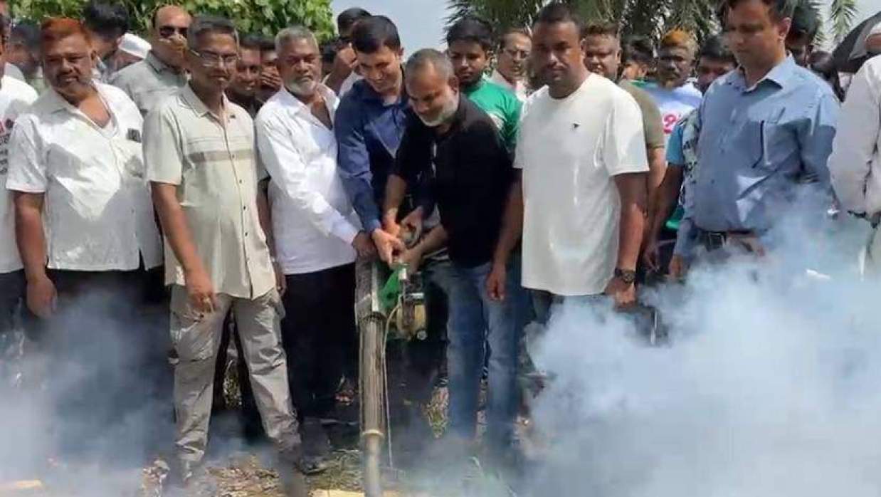 মশকনিধন ও পরিষ্কার-পরিচ্ছন্নতা অভিযান উদ্বোধন করছেন জেলা প্রশাসক আমিনুল ইসলামসহ অন্যান্য বিভাগের কর্মকর্তারা। শনিবার সকালে পাবনা পৌর শহরের মাসুম বাজার এলাকায়