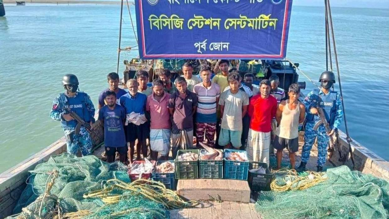 সেন্টমার্টিনে অবৈধ ট্রলিং বোট-জাল জব্দ, আটক ১৭ জেলে