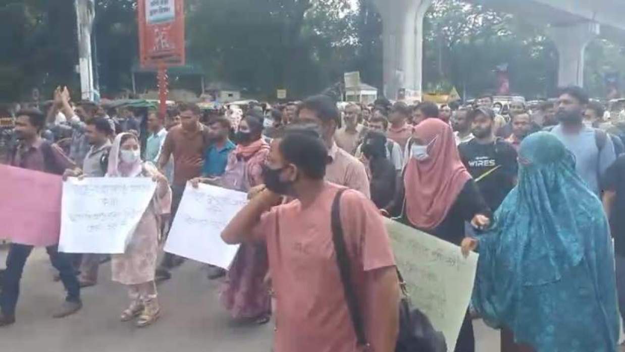 সরকারি প্রাথমিক বিদ্যালয়ের সহকারী শিক্ষক নিয়োগে চূড়ান্তভাবে সুপারিশপ্রাপ্ত হয়েও নিয়োগপত্র না পাওয়া প্রার্থীদের বিক্ষোভ