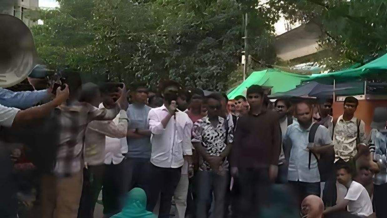 অবস্থান কর্মসূচি পালন করছেন নিয়োগপত্র বঞ্চিত প্রার্থীরা। 