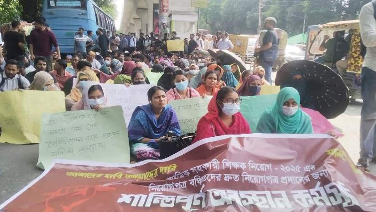প্রাথমিকের নিয়োগপত্র না পাওয়া প্রার্থীরা আন্দোলন করছেন