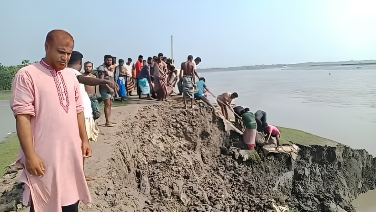 সাতক্ষীরায় বাঁধ ভাঙন