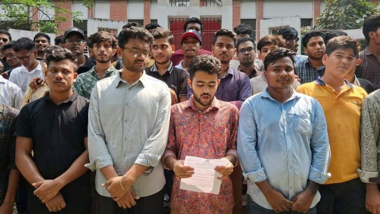 ৭ দফা দাবিতে ঢাকা সেন্ট্রাল ইউনিভার্সিটির শিক্ষার্থীদের সংবাদ সম্মেলন 