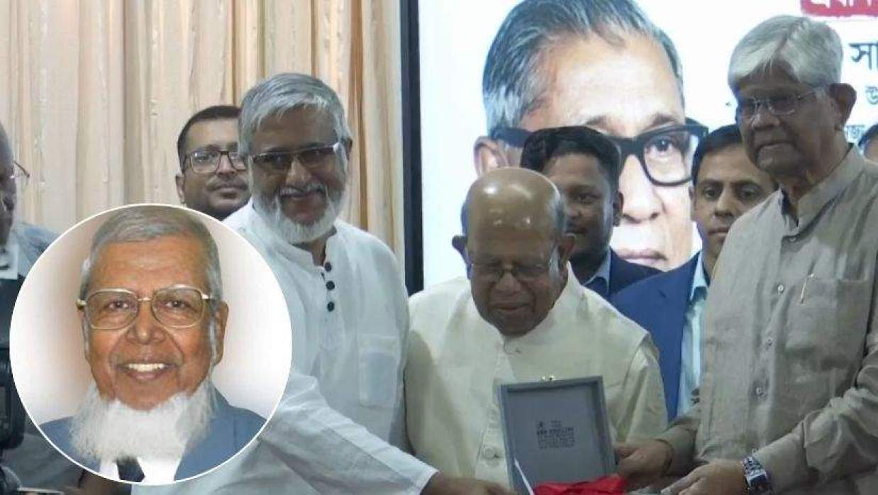 অধ্যাপক এম এইচের ছেলের হাতে স্বর্ণপদক তুলে দিচ্ছেন অতিথিরা, ইনসেটে অধ্যাপক এম এইচ খান