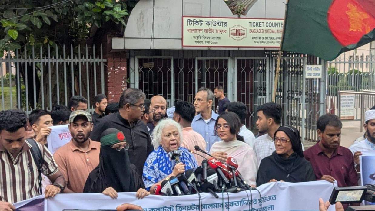 শাহবাগে জাতীয় জাদুঘরের সামনে আয়োজিত এক মানববন্ধনে দিলারা জামান