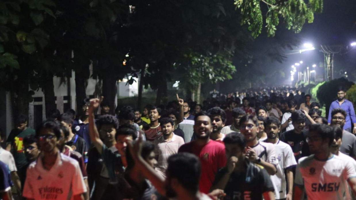 চলমান আন্দোলনে ভয়ভীতির প্রতিবাদে মধ্যরাতে চুয়েট শিক্ষার্থীদের বিক্ষোভ