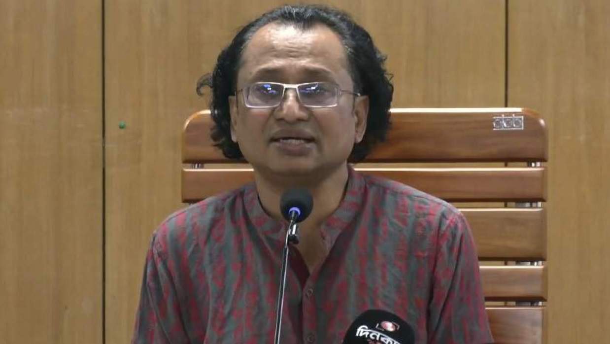 প্রধানমন্ত্রীর তথ্য ও সম্প্রচার বিষয়ক উপদেষ্টা ডা. জাহেদ উর রহমান ব্রিফিং করছেন