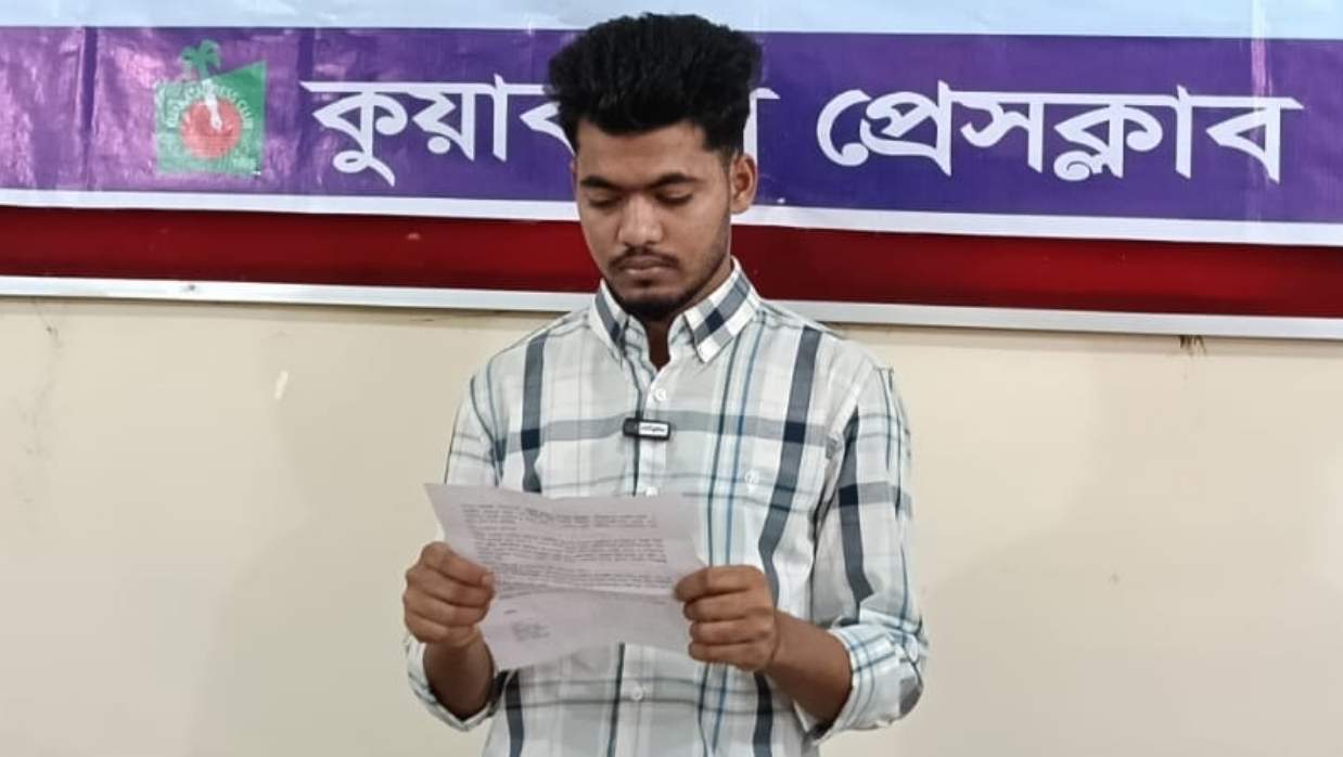 পটুয়াখালীর কলাপাড়া প্রেস ক্লাবে সংবাদ সম্মেলন করছেন ভুক্তভোগী ছাত্রদল নেতা