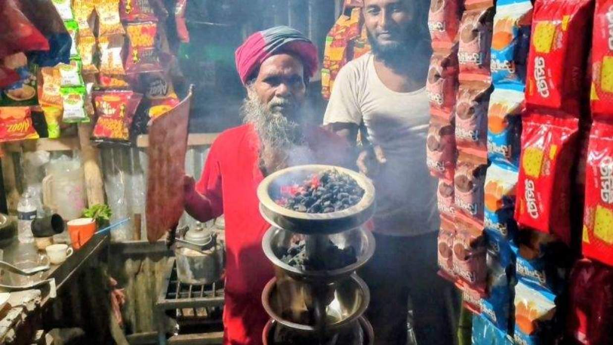 দোকানে দোকানে ধূপ দিয়ে পাওয়া অর্থেই জীবিকা নির্বাহ করেন নয়ন