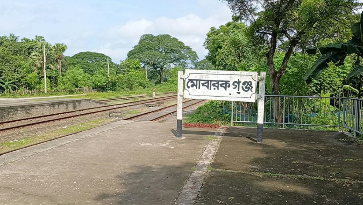 রাত নামলেই মৃত্যুফাঁদ মোবারকগঞ্জ রেলস্টেশনে