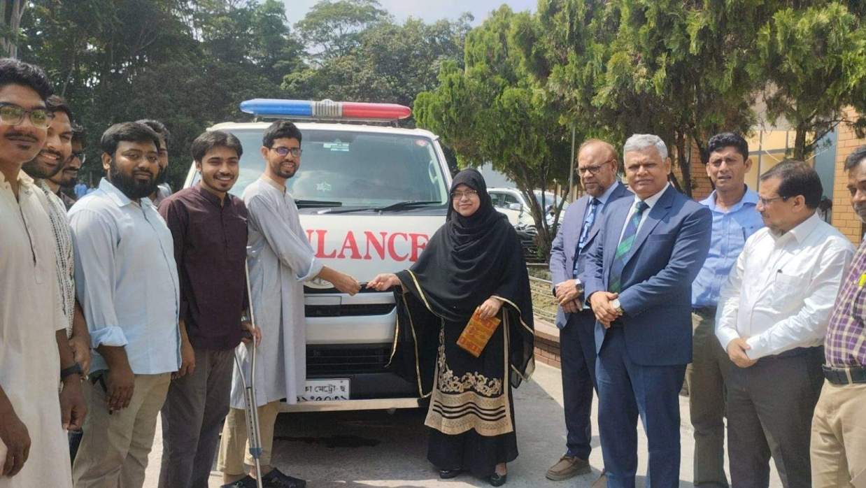 চিকিৎসা কেন্দ্রের প্রধান চিকিৎসক ডা. মাফরূহা সিদ্দিকা লিপির কাছে অ্যাম্বুলেন্সটি হস্তান্তর করেন ছাত্রশিবিরের নেতৃবৃন্দ।