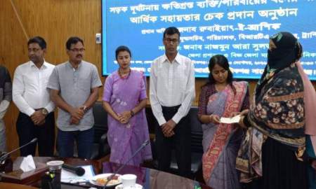 মানিকগঞ্জে সড়ক দুর্ঘটনায় নিহতের পরিবার ও আহতদের সহায়তার চেক বিতরণ