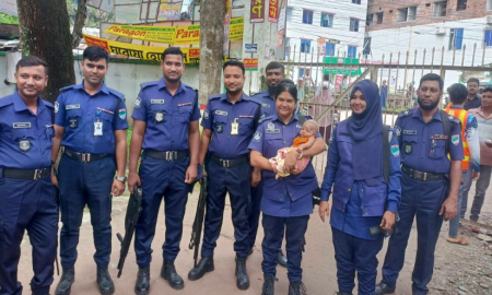 পরীক্ষার হলে মা, বাইরে শিশুকে কোলে নিয়ে দায়িত্ব পালনে পুলিশ সদস্য শিল্পী