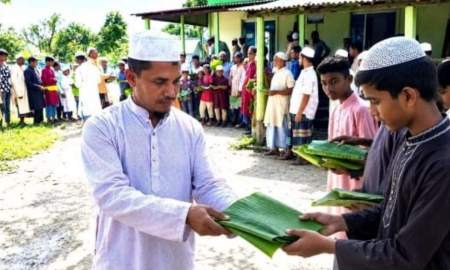কলাপাতার থালায় খাবার বিতরণ, ধনী গরীব সবাই খেলেন একপাত্রে