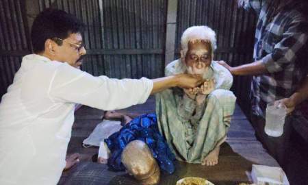 অসহায় পরিবারের দুর্দশার খবর পেয়ে রাতে বাড়িতে ছুটে গেলেন বিএনপি নেতা, খাওয়ালেন নিজ হাতে