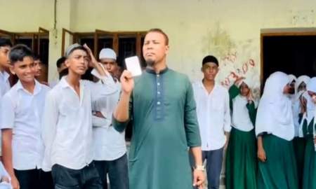 বিদ্যালয়ে আনা শিক্ষার্থীর আইফোন ভাঙলেন শিক্ষক