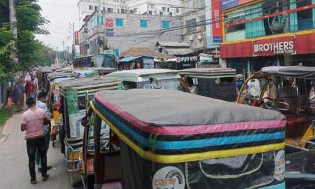 রিকশা-ইজিবাইকের সঙ্গে যানজট বাড়াচ্ছে ফুটপাত দখল-অবৈধ পার্কিং