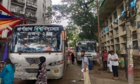 ‎জবির দ্বিতীয় গেট জুড়ে বাসের সারি, ভোগান্তিতে শিক্ষার্থীরা