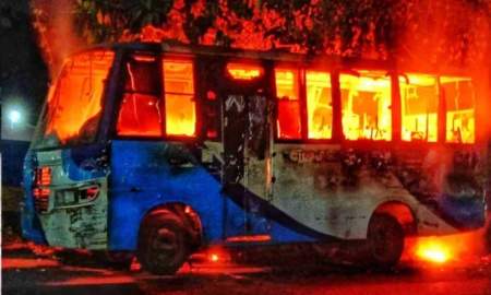 নারায়ণগঞ্জে দাঁড়িয়ে থাকা বাসে আগুন দিল দুর্বৃত্তরা