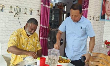 চিকিৎসা নিতে এসে আগে খাবার, সঙ্গে ওষুধ-ফলমূলও— চিকিৎসকের মানবিক উদ্যোগ