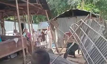 ছেলেকে জিম্মি করে মাকে দলবদ্ধ ধর্ষণ, আসামির বাড়িতে ভাঙচুর