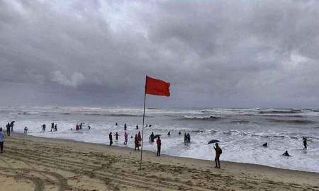 রাতে উপকূল অতিক্রম করবে নিম্নচাপ, ঝড়-বৃষ্টির পূর্বাভাস—সমুদ্রে সতর্ক সংকেত