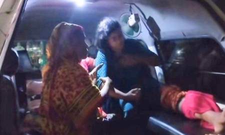 সাপে কাটার পর মেয়ের সঙ্গে সাপ নিয়েও হাসপাতালে ছুটলেন বাবা