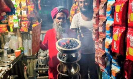 ধূপের ধোঁয়ায় ২০ বছরের জীবন, ৫-১০ টাকায় চলে নয়নের সংসার