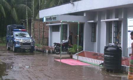 তরুণীর খাটের নিচে লুকিয়ে ছিলেন প্রেমিক, ‘চোর’ বলে দেওয়া হলো পিটুনি