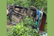 নিয়ন্ত্রণ হারিয়ে গড়াই পরিবহনের বাস খাদে, আহত অন্তত ২০