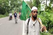 পায়ে হেঁটে হজের স্বপ্ন নিয়ে নাটোর থেকে বেনাপোলে দুলাল, ভিসা…