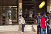 সংস্কারের দাবিতে জাবি প্রশাসনিক ভবনে তালা, ক্রিকেট খেলে শিক…
