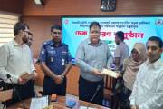 বাগেরহাটে সড়ক দুর্ঘটনায় নিহত ও আহতদের পরিবারের মধ্যে ক্ষতিপ…