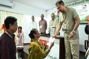 নিজ আসনের ধর্মীয় প্রতিষ্ঠানে অনুদানের চেক বিতরণ করলেন প্রধা…